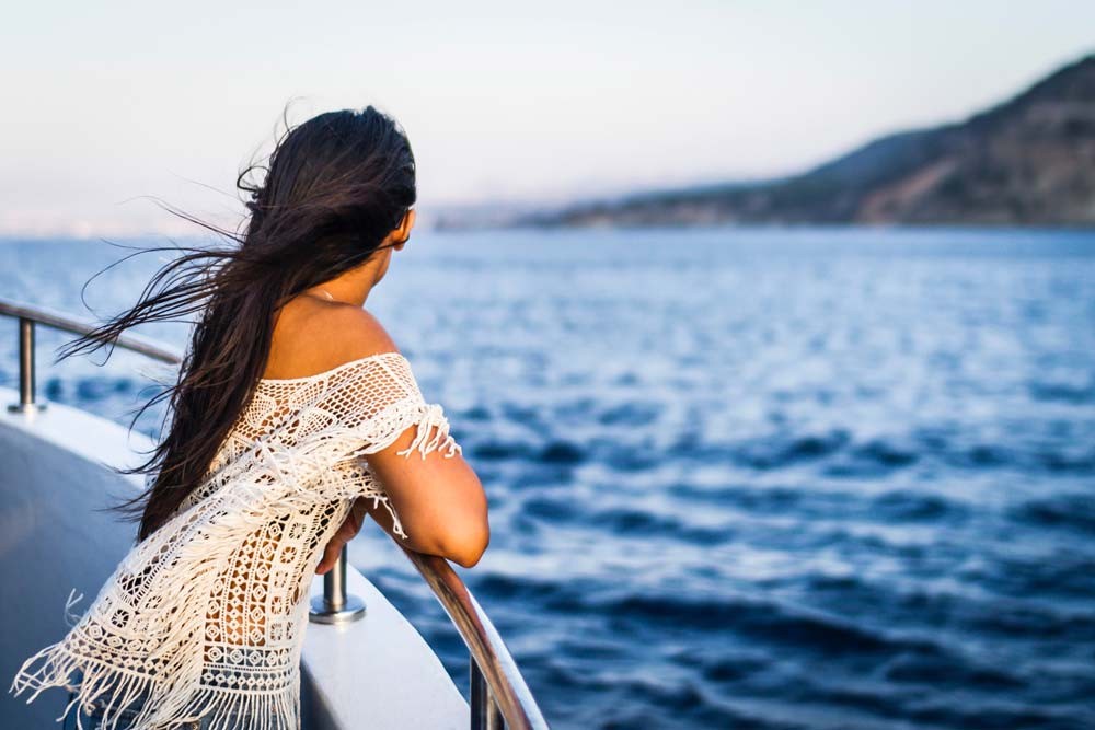 woman on cruise ship looking at the sea